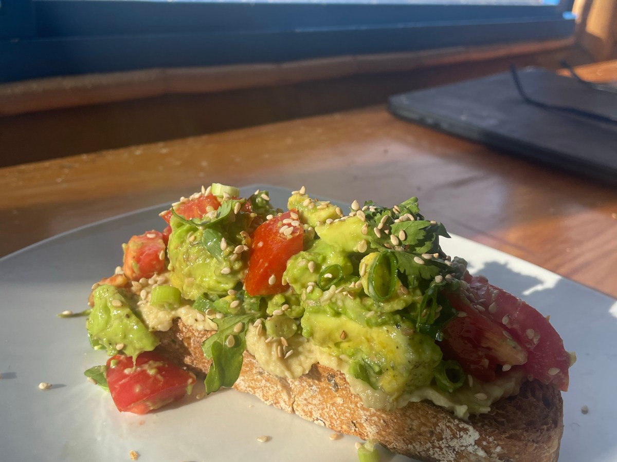 Avocado, hummus and tomato smash